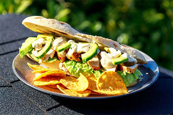 Chicken torta met koriander limoen-mayonaise