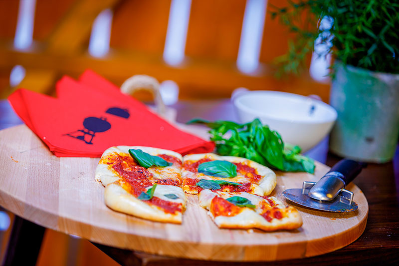 Klassieke tomaat, mozzarella en basilicum pizza