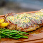 Cowboy-steak met gebakken aardappeltjes