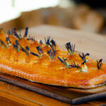 Warmgerookte limoncello-zalm van de XL-rookplank
