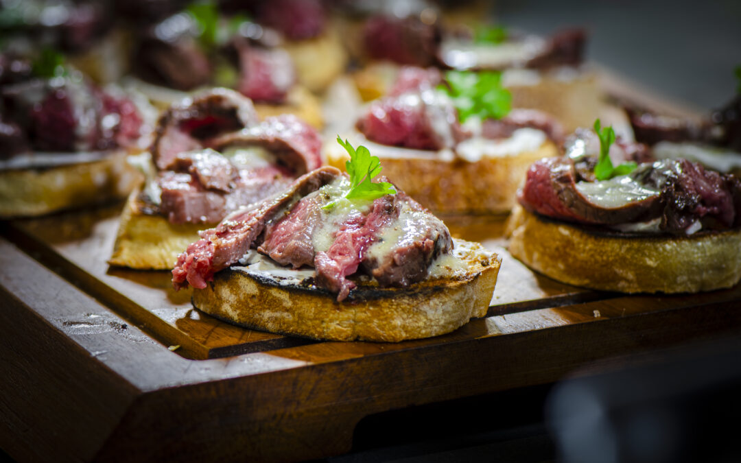 Crostini van flanksteak met Parmezaanse-wijnroomsaus