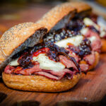 Warme beef sandwich met uienjam