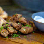 Kofta's met yoghurt-dressing en flatbread