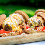Zomerse Camping-Cheeseburger
