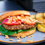 Broodje bami-burger met pittig zuur