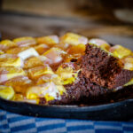 Skillet brownie met marshmallows
