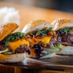 beef sliders met gekaramelliseerde ui & chimichurri