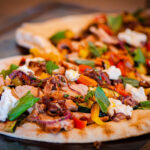 flatbread met gegrilde groenten, varkenshaas & mushroom garum boter