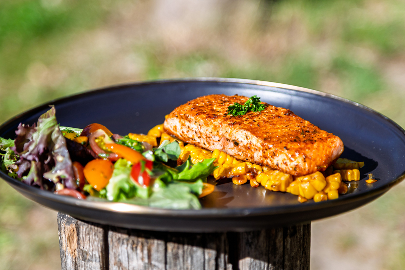 Cajun-zalm met gegrilde maïssalsa