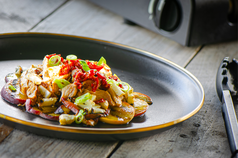 Gegrilde kippendijen met perzik & halloumi