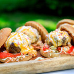 Zomerse camping cheeseburgers