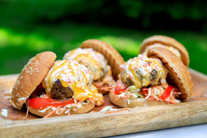 Zomerse camping-cheeseburgers
